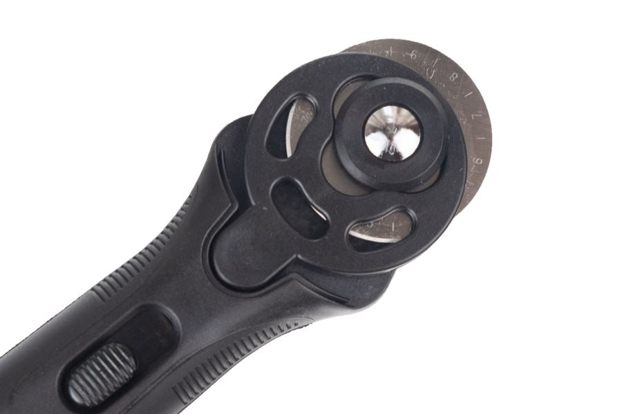 http://piecefabric.co/cdn/shop/products/MidnightEditionsRotaryCutter-straighthandle-1_1200x1200.jpg?v=1622352213